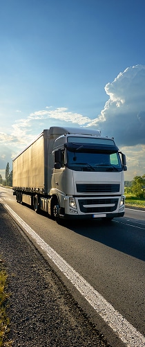 Transport routier : gros camion blanc roulant sous ciel bleu. Semi-remorque blanc de logistique sur route. Le camion transporte un chargement sous un ciel bleu profond et nuageux.
